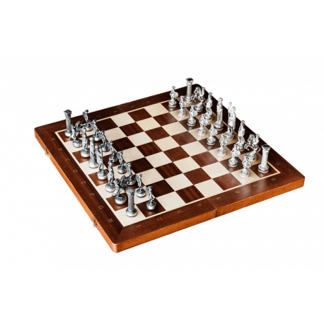 Eleganckie szachy z posrebrzanymi figurami na drewnianej szachownicy